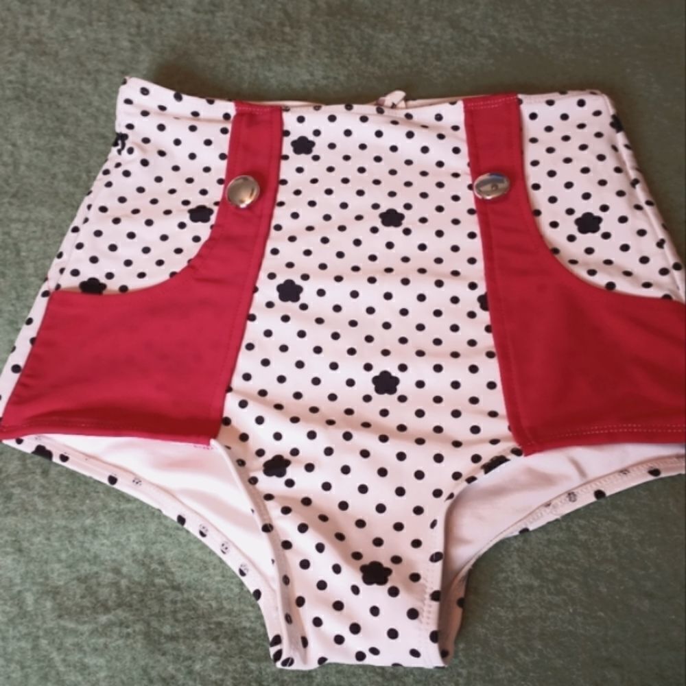 Beach Bash S Pockets Lined White Black Polka Dots Women's Swim Shorts